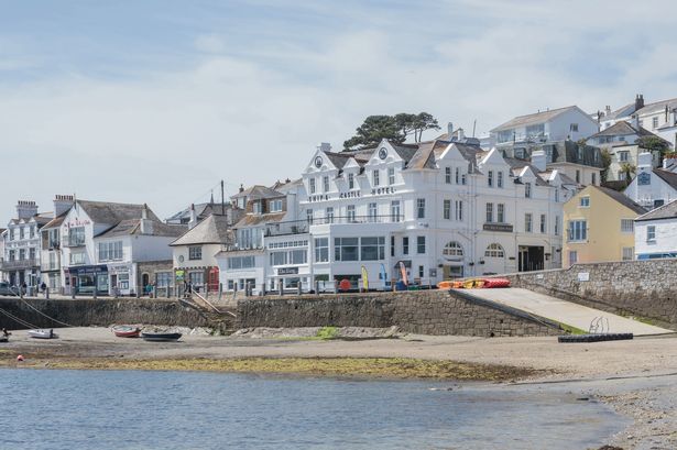 🔵Holidaymaker says he's 'very sad' as usual cottage doubles in price
🔵Four Cornwall hotels feared closed forever are set to reopen

Read more:
bit.ly/3353sAB

Get regular news round-ups from your area: bit.ly/32Vcy37