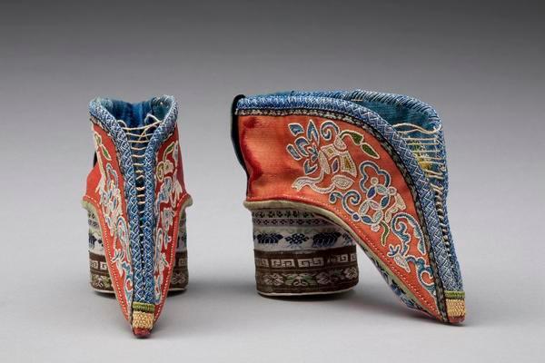 Foot binding was a Chinese tradition in which young girls' feet were broken and tightly bound in order to alter their shape and size.These shoes were used by women in China with bound feet. They were called "lotus shoes".