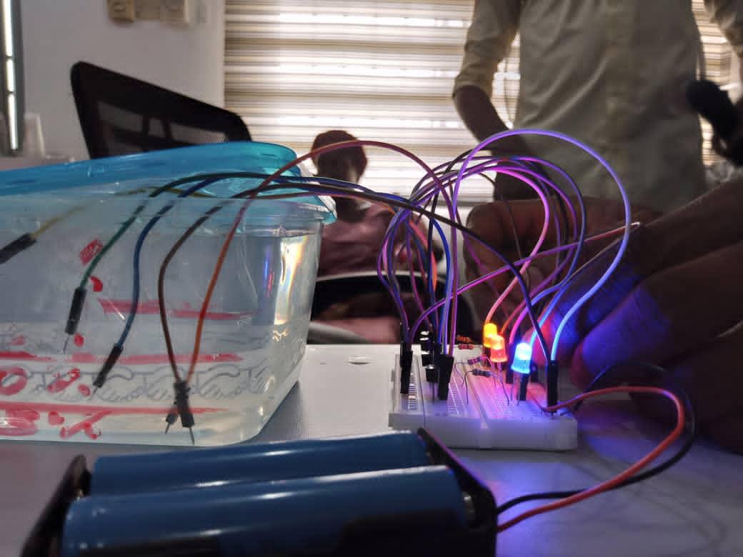 atchub_'s tweet photo. At #ATCSTEM last weekend, kids were able to work on a water level indicator project. 
Example: it's an indicator that shows different strata of a water tank. Different light indicator is seen on different levels. Once the water get filled, the alarm sounds

#STEM
#AI
#ELECTRONICS https://t.co/wOFvhR7ZM7