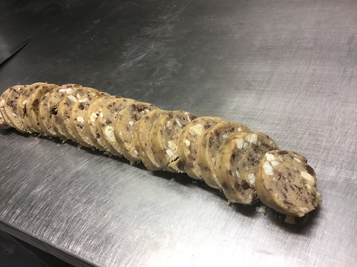 fredericroynice's tweet image. Ce mardi c’est préparation de cookies maison évidemment, chocolat blanc et chocolat au lait 😋😋😋#Nice06 #CotedAzurFrance