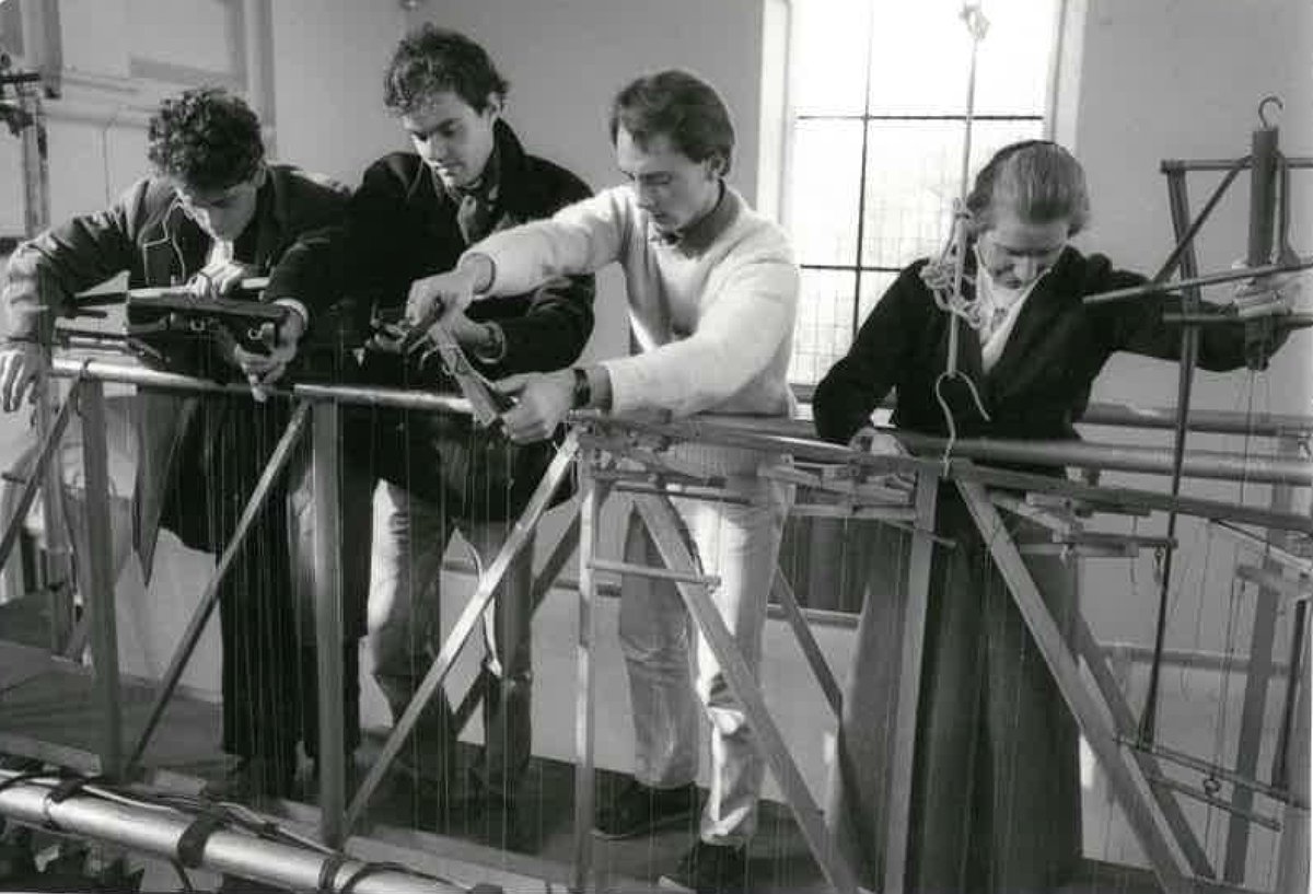 Our online form is still open! If you are a #Puppetry company or #Puppeteer we want to find out who you are and what you do. From established companies to puppet newbies, come say hi 👋: forms.gle/op266QdRnHzxte…

📸 Throwback to puppeteers using our marionette bridge in 1980