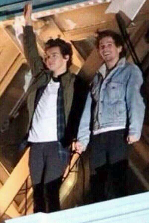 Larry photos/gifs i feel like people forgot aren& #39;t manips;long and beautiful thread: