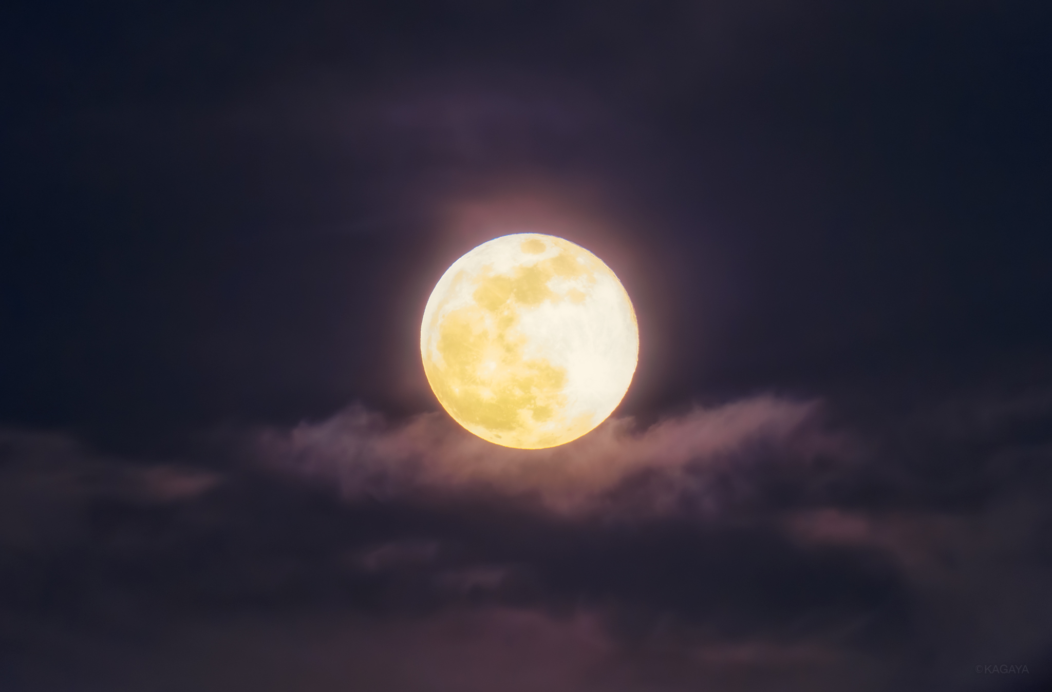 Kagaya 空をご覧ください 東に十六夜 いざよい の満月が昇りました 雲から顔を出したばかりの月はまだ赤みがかっていました 先ほど撮影 T Co Ctvak7liuz Twitter