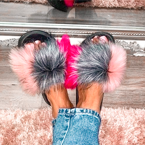 The cutest fluffy sliders to add to your summer wardrobe 💁‍♀️

#FauxFur #FauxFurSliders #FluffySliders #SummerSliders #SummerOutfitIdeas #SummerWardrobe #SummerWardrobeEdit #SummerWardrobeEssentials