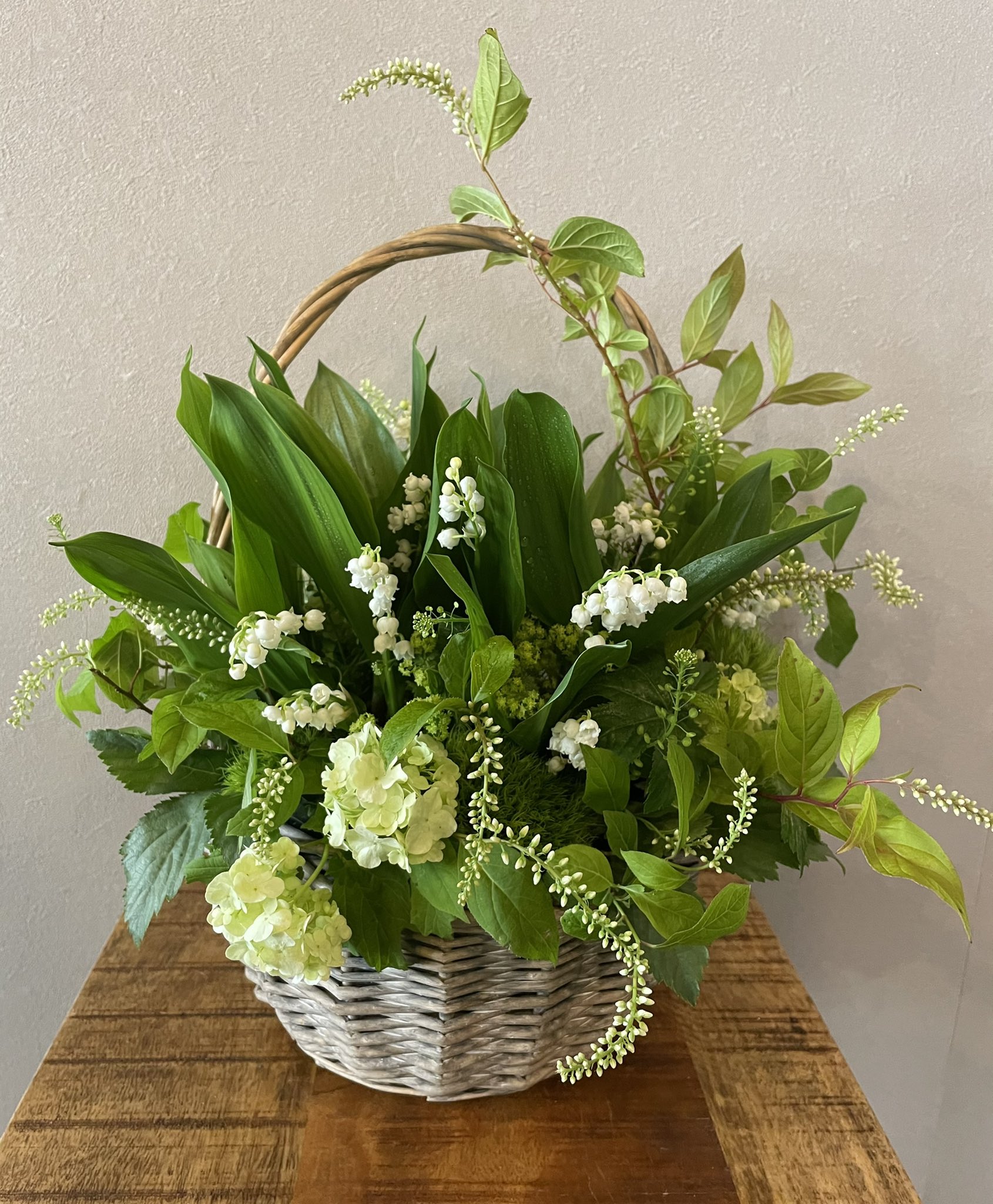 Kanon Flowerdesign 代々木 奥渋 スズラン の爽やかなアレンジメントです 5月1日は スズランの日です フランスでは 5月1日に愛する人やお世話になっている人にスズランを贈る習慣があり 貰った人と渡した人にも幸せが訪れると言われています Kanon Flowerdesign 代々木 奥渋 スズラン の爽やかなアレンジメントです 5月1日は スズランの日です フランスでは 5月1日に愛する人やお世話になっている人にスズランを贈る習慣があり 貰った人と渡した人にも幸せが訪れると言われています