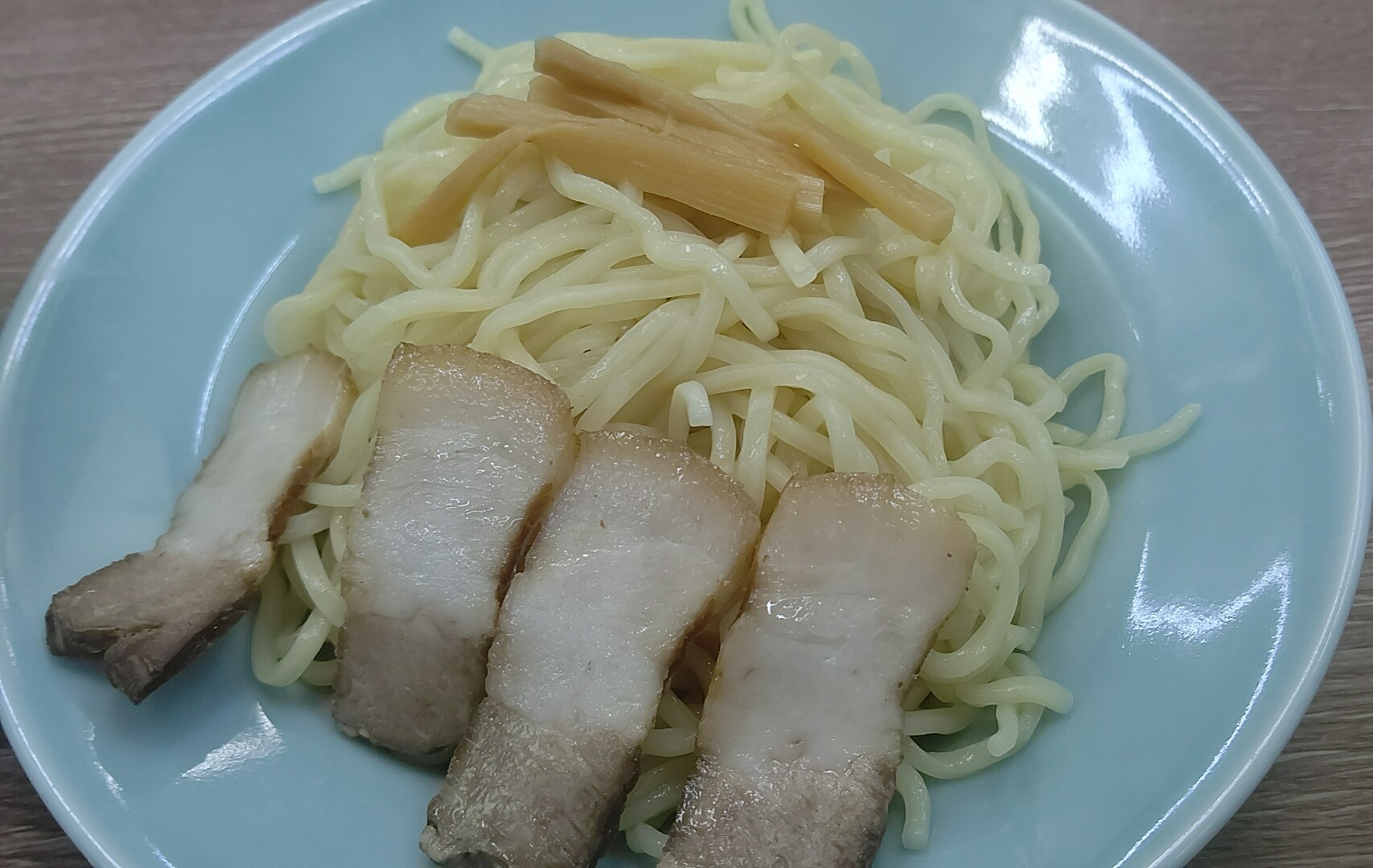 桜井 亜美 つけ麺 800 新宿三丁目 にある 老舗の ﾗｰﾒﾝ店 航海屋 ｽｰﾌﾟは鶏がらをﾍﾞｰｽに節の風味が効いてるwｽｰﾌﾟw 若干濃いが そのまま飲めるw 麺は中太縮れ麺w 私的にはｽｰﾌﾟが少し軽めなので中細麺でもよかったような気がするつけ麺w 具は かなりｼﾝﾌﾟﾙw