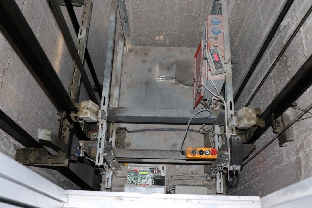 грузовой подъемник лифт шахтный протон. падение кабины лифта. крыша кабины лифта. кабина лифта в шахте. падение кабины лифта.