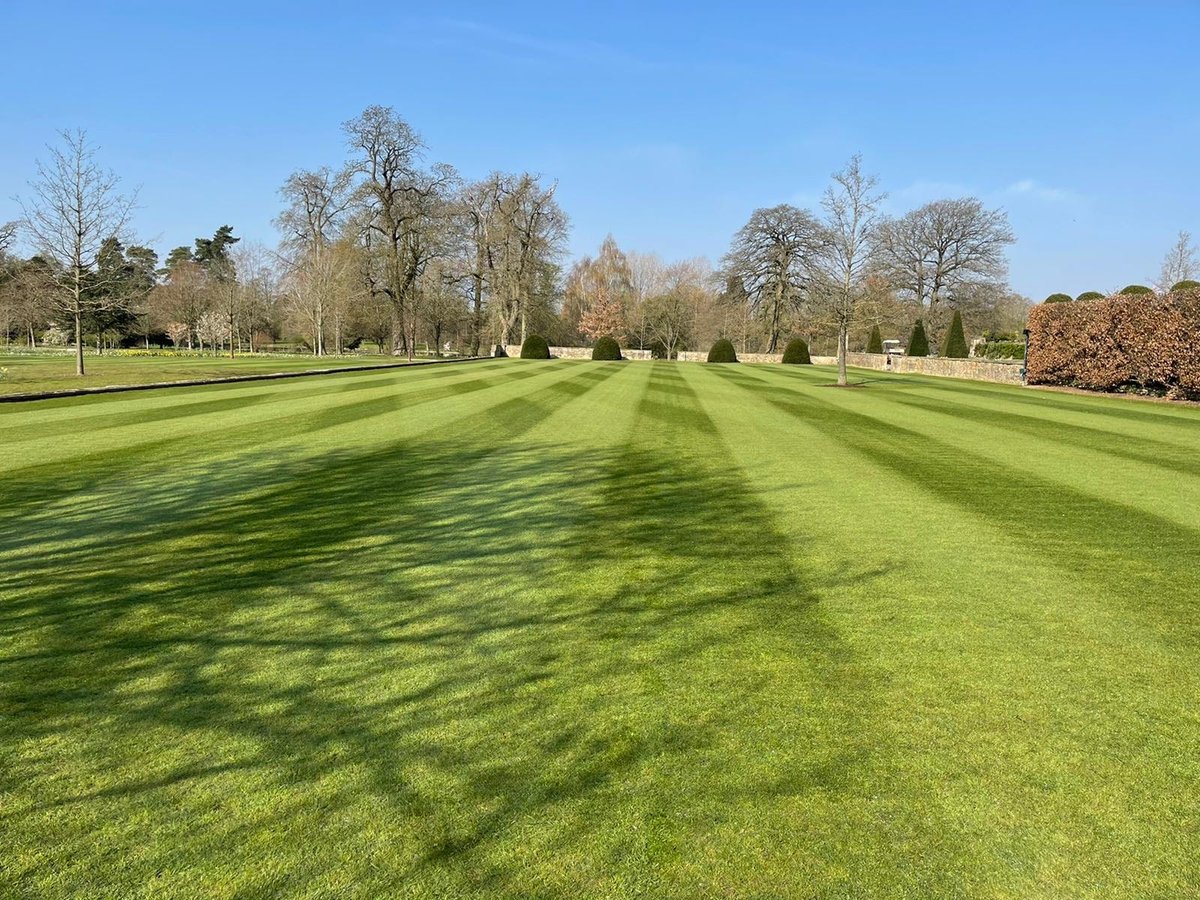 LawnAssociation's tweet image. Another day...another super gorgeous #stripedlawn! 
These native bents and fescues were growing so well here that we replicated them.
Lawn consultation by our chairman @dhedges_gower
 and partially maintained by #LawnSolutions.

#LawnAssociation