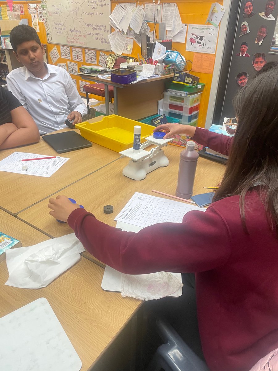PPSP7B's tweet photo. P7B have been busy estimating and then weighing different items using g and kg weights! ⚖️ 📏 💭 https://t.co/aCYZfCfxCe