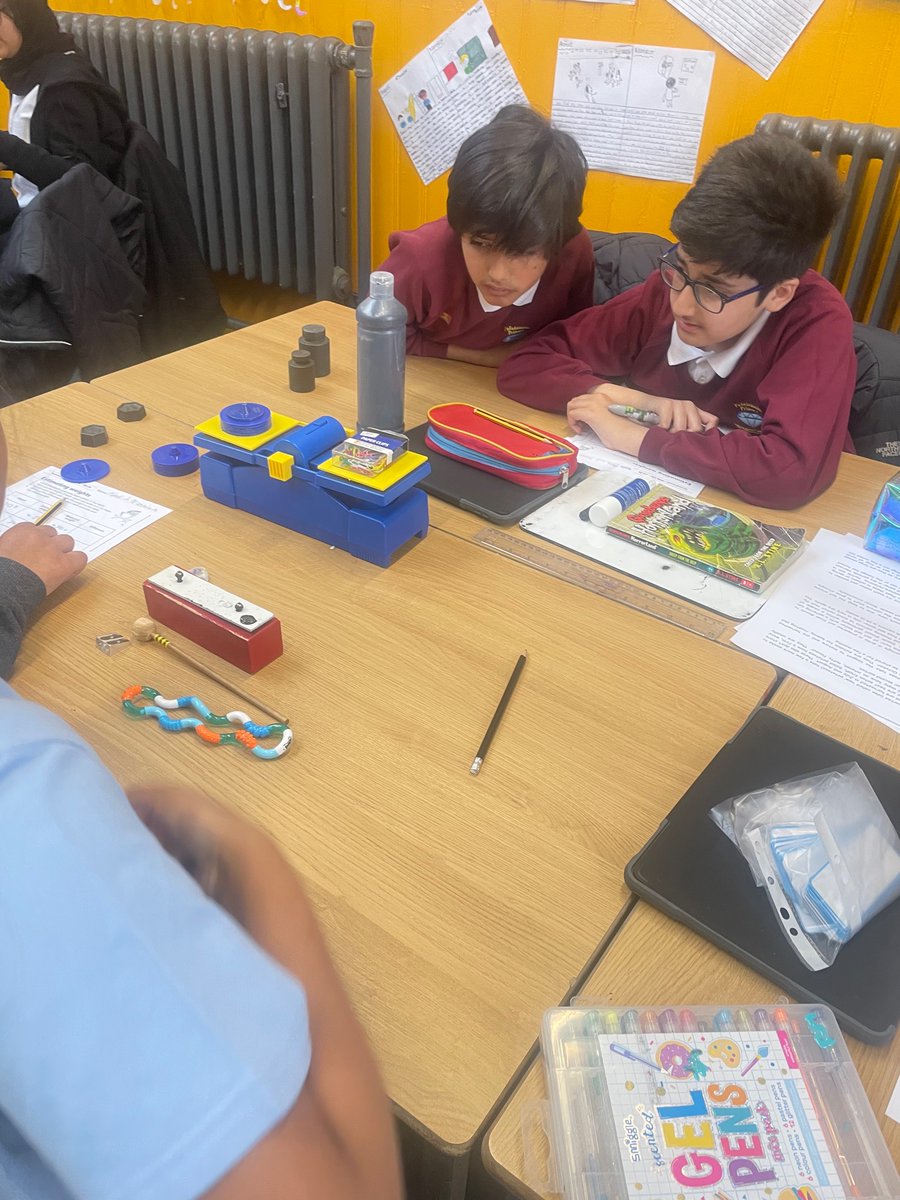 PPSP7B's tweet photo. P7B have been busy estimating and then weighing different items using g and kg weights! ⚖️ 📏 💭 https://t.co/aCYZfCfxCe