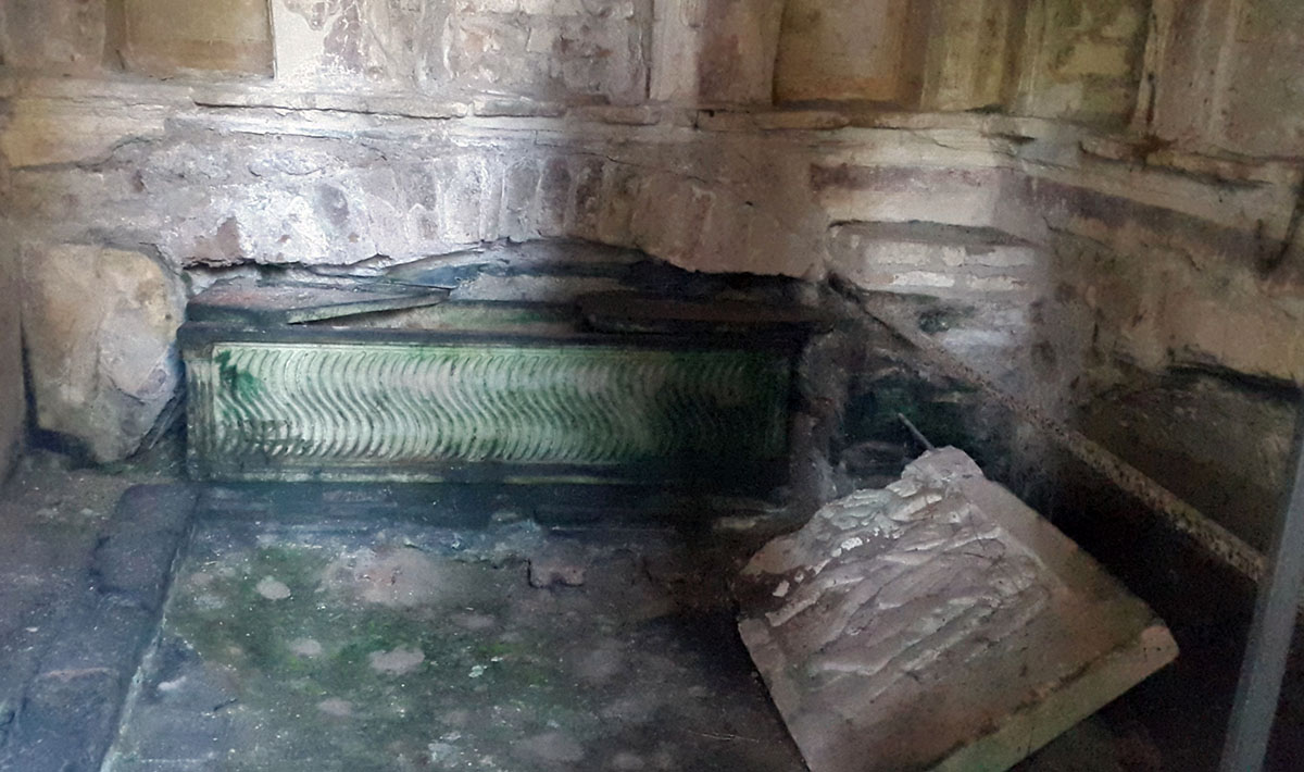 HistoryJouney's tweet image. I took these photos 3 years ago in the fantastic necropolis of Isola Sacra, near #Ostia, an archaeological site that needs more help so as not to be completely lost, as the state of these 
valuable plasters and the interior of the burial rooms demonstrate
your retweet may help