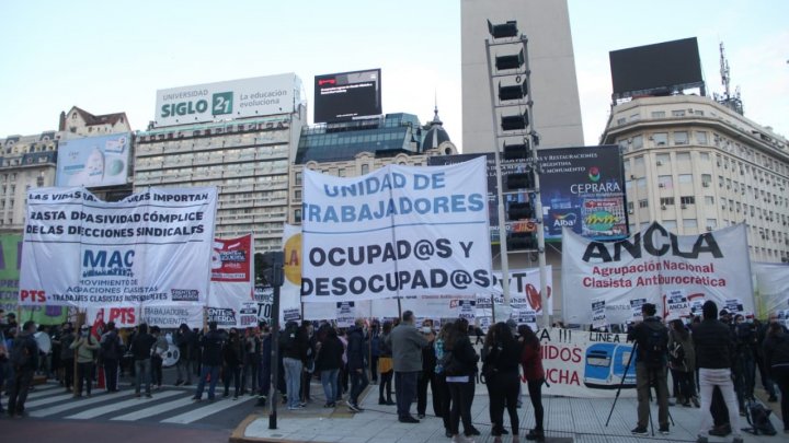 Cerrar las escuelas, suspender los deportes, cerrar los negocios de gente ahogada en deudas. Pero las marchas y velorios no contagian. Eso vale. Esto es engendrar violencia. #Ahora, en el Obelisco.