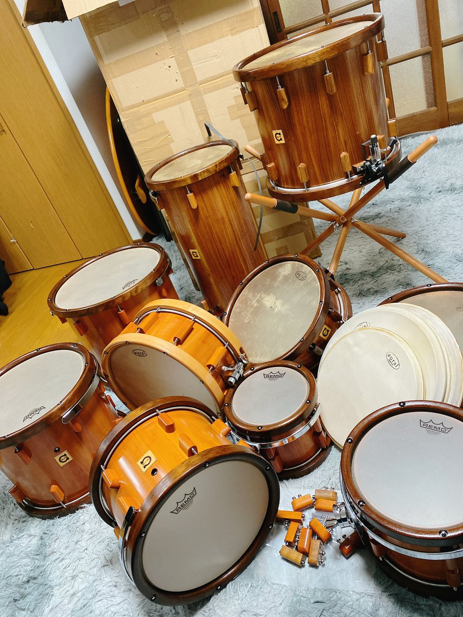 Aural の コンサートトムトム、 スネアドラム3台、 テナードラム