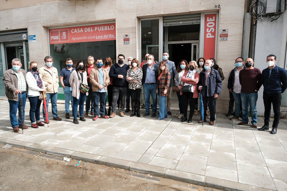 Mañana de trabajo con visita de <a href="/susanadiaz/">Susana Díaz Pacheco</a>, <a href="/nicadichiara/">Verónica Pérez</a>  y <a href="/JaviFernandezHd/">Javier Fernández</a>. Insistiremos en el <a href="/ParlamentoAnd/">Parlamento Andalucía</a> para que las iniciativas de los socialistas de #LoradelRío se materialicen. Seguimos!