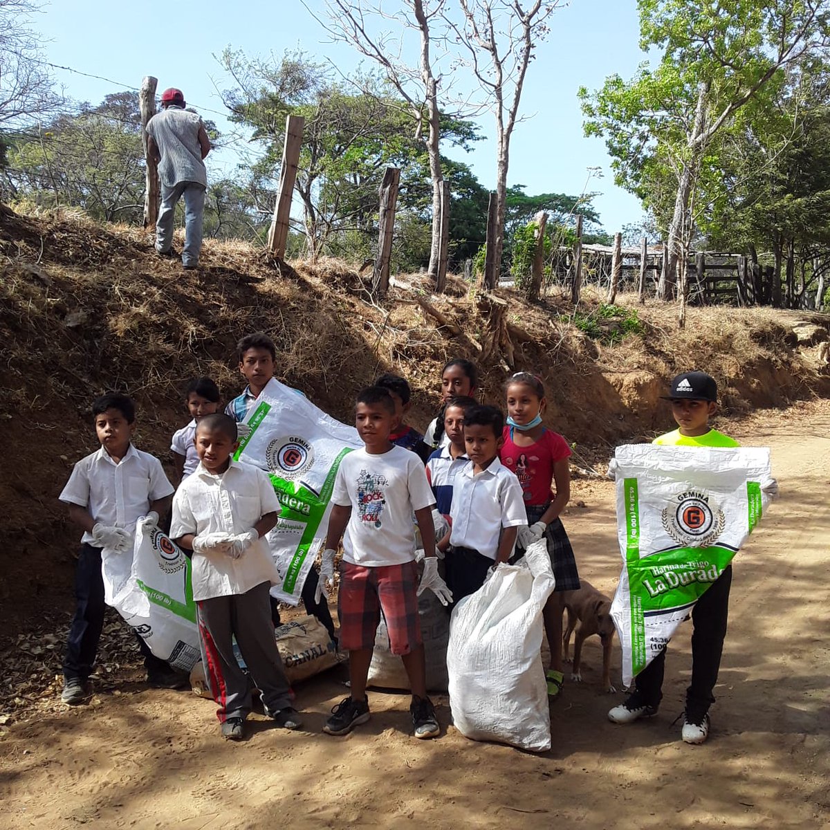 CarazoD's tweet photo. #EnVictoriasEducativas Niños del colegio Rigoberto Cabezas junto a pobladores  realizan jornada de limpieza en la comunidad La Cabecera en #Jinotepe #Nicaragua  #LaPazEsElCaminoDaniel2021 @AdelanteSiempr4 @el19digital @maynor_canal6 @yahoska_davila https://t.co/eAAaTpo1wf