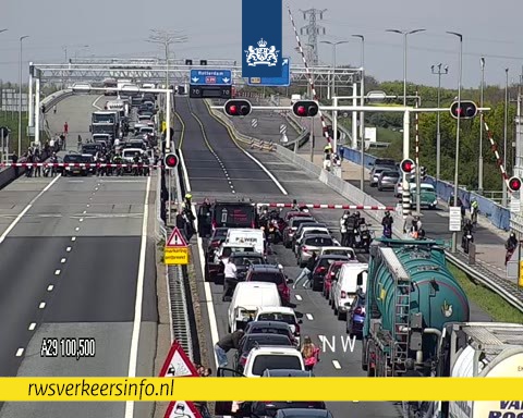 ⚠ | De slagbomen van de Volkerakbrug staan in storing. Hierdoor kan het verkeer op de #A29 in beide richtingen niet verder. We werken met spoed aan een oplossing.