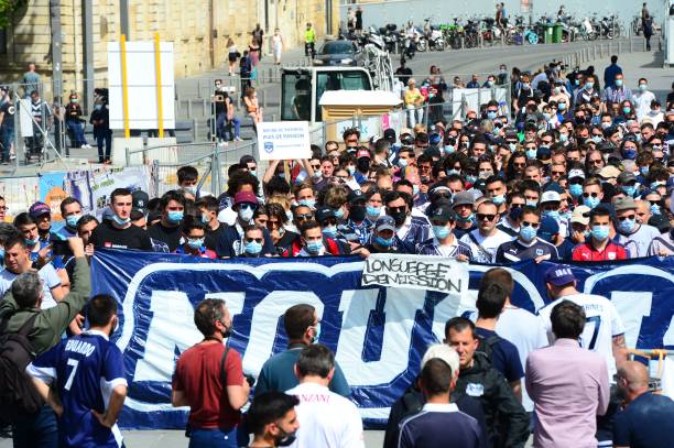 Despite huge fans demonstrations there's worrying news in France that  @girondins_en are on the brink of collapse.Ligue 1 could be about to lose one of its most iconic, storied & popular clubs.This won't just be a huge loss for French football but all fans of the gameTHREAD