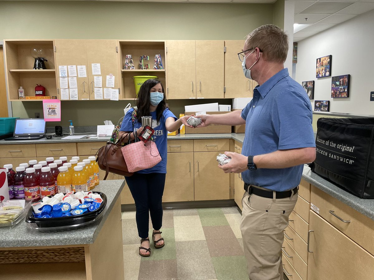 SpartanburgD5's tweet image. We’re so grateful for partners like @4Points_Church 🙌 They showed up with breakfast for teachers &amp;amp; staff @AbnerCreekAcad this morning 🥯☕️ Thanks for the ❤️ 4 Points! #WeAreD5 #D5Community