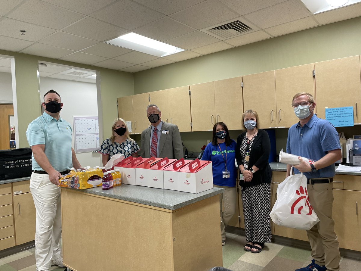 SpartanburgD5's tweet image. We’re so grateful for partners like @4Points_Church 🙌 They showed up with breakfast for teachers &amp;amp; staff @AbnerCreekAcad this morning 🥯☕️ Thanks for the ❤️ 4 Points! #WeAreD5 #D5Community