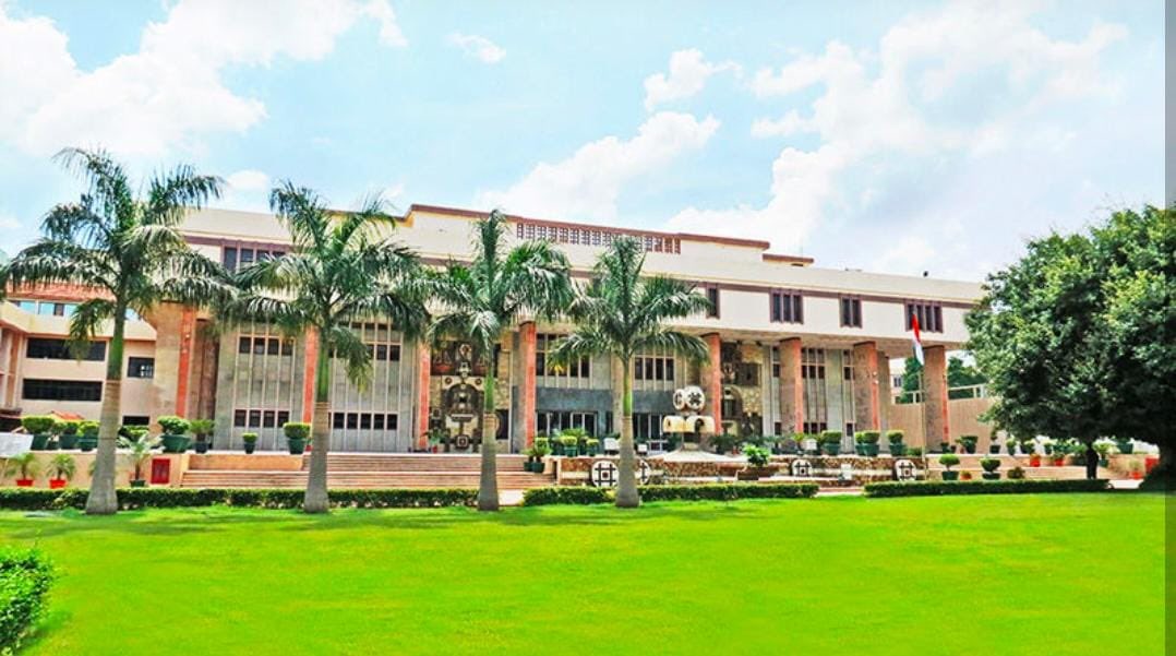 Delhi High Court hearing its suo moto case regarding order passed for having 100 rooms of Ashoka Hotel, New Delhi for setting up of COVID Health facility for the use of Justices, other judicial officers of Delhi High Court, and their families. #DelhiHighCourt  #Covid19