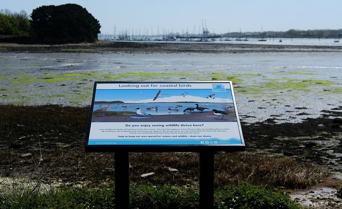 The Council has worked with @BirdAwareSolent to install an information lectern at the shore near Cams Bay/Wicor Lake. This gives residents information about the coastal bird life you can see in this area 🦆 👀 #birdawaresolent #birds #camsbay #wicorlake