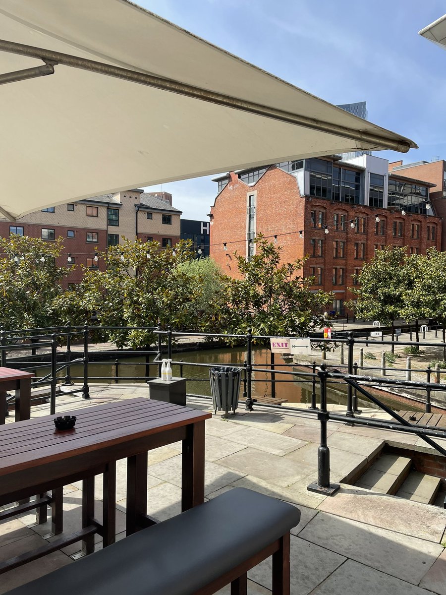 We have full and part-time vacancies available for Front of House Team Members to join the fantastic team at the <a href="/RainBar_Mcr/">Rain Bar</a>, Manchester City Centre.
For more information please visit our careers page: careers.jwlees.co.uk/job/155707
#jwlees #jwleesbrewery #jwleescareers #teamwork