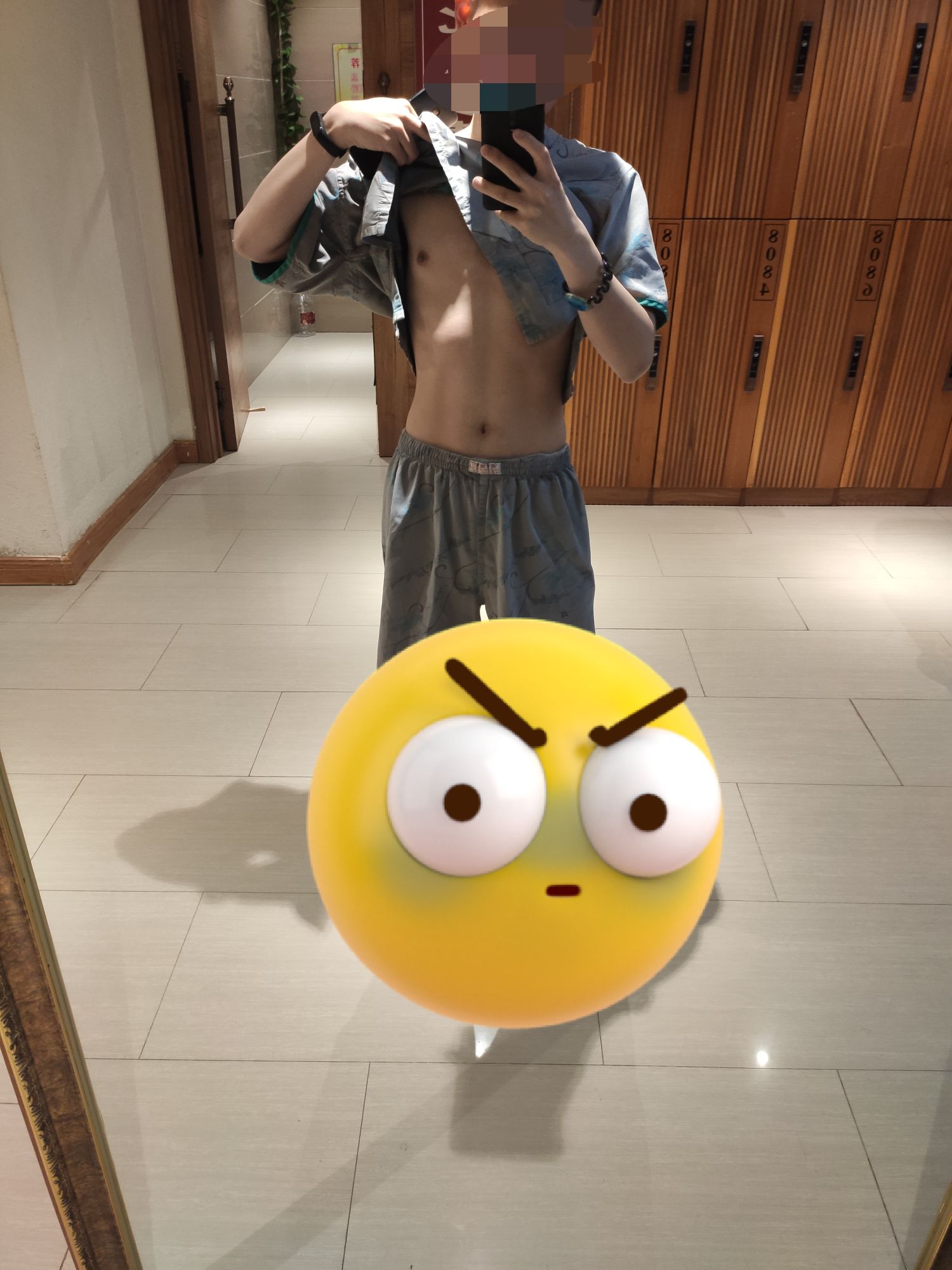 塔子on X: 来东北出差寻思去澡堂搓个澡，本来就想搓一下，被搓澡师傅忽悠来了个按摩，把滑滑的东西涂在我身上摸来摸去。  虽然花钱心疼，但是还是挺爽的，身上也香香的。 每次来澡堂，看到一群大肚子中年大叔，都感觉自己的身材能全场最佳。  t.co5OqH1mPrIT  X