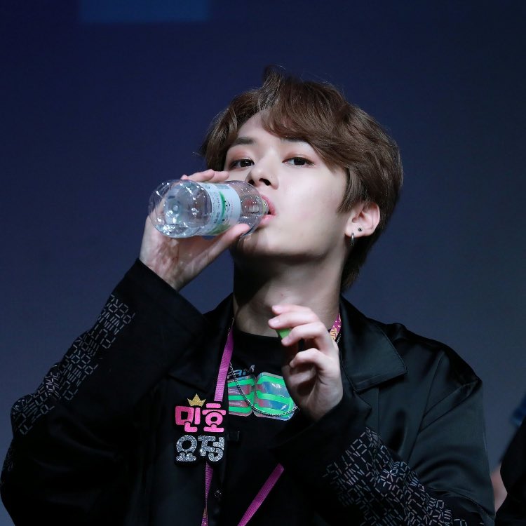 lee know drinking coffee and water to remind you to stay hydrated; a thread: