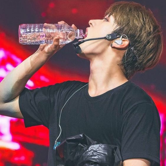 lee know drinking coffee and water to remind you to stay hydrated; a thread:
