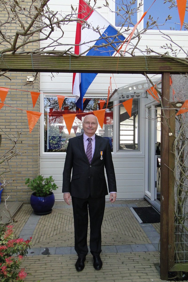 Lintjesregen! Onze voorzitter Martin Vierbergen kreeg de koninklijke onderscheiding voor alles wat hij sinds 1998 voor onze vereniging doet en trombonist Hen Berendse voor zijn jarenlange inzet voor meerdere organisaties en verenigingen, waaronder de onze. Gefeliciteerd beiden!