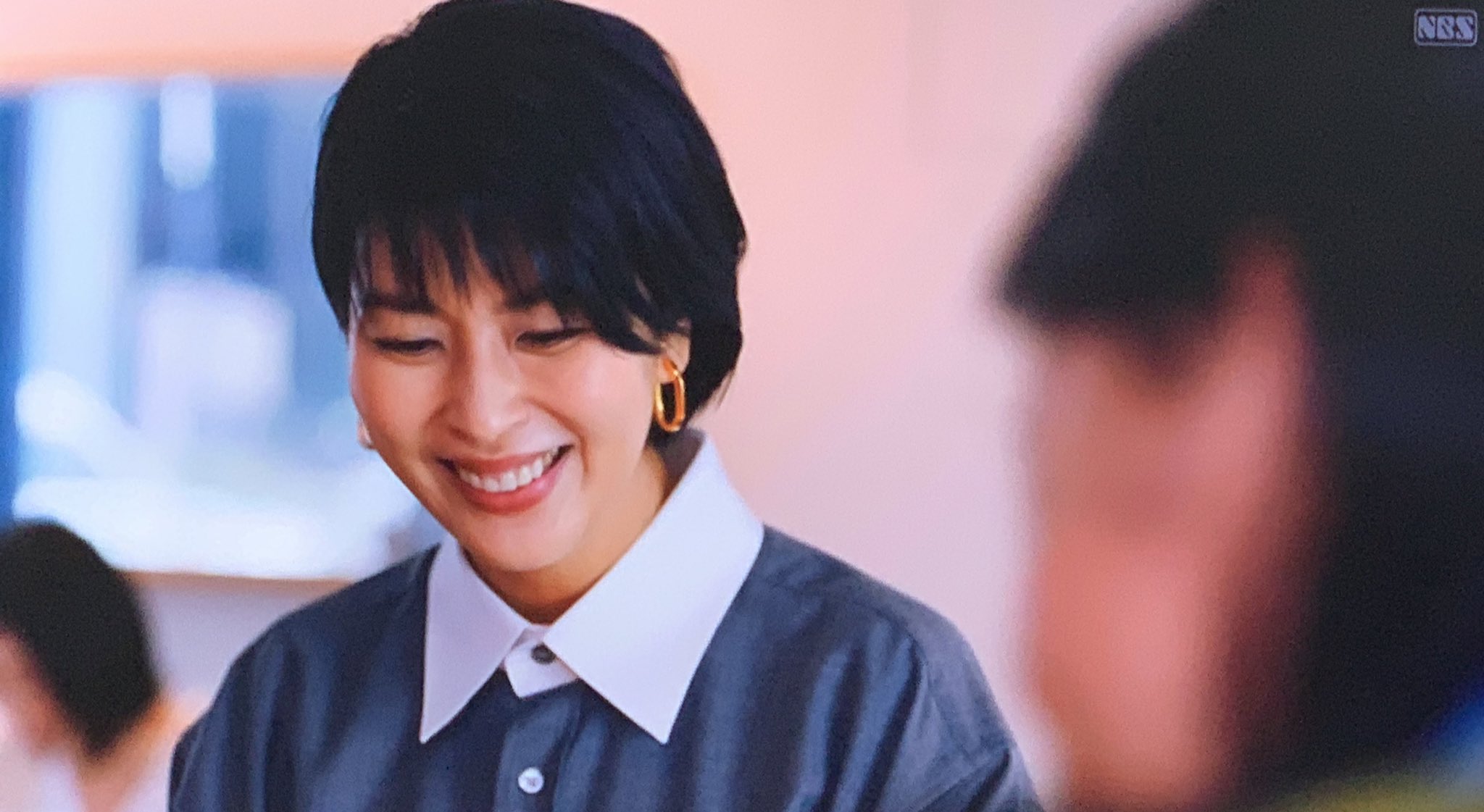 なゆた ねぇ 松たか子がマルジェラ着てるのほんと最高 やっぱ襟と袖が超絶可愛いよね 真顔 鮮やかなお花とも相性最高 ほんっとに素敵 衣装さんにも松たか子にも感謝の気持ちを伝えたい 大豆田とわ子と三人の元夫