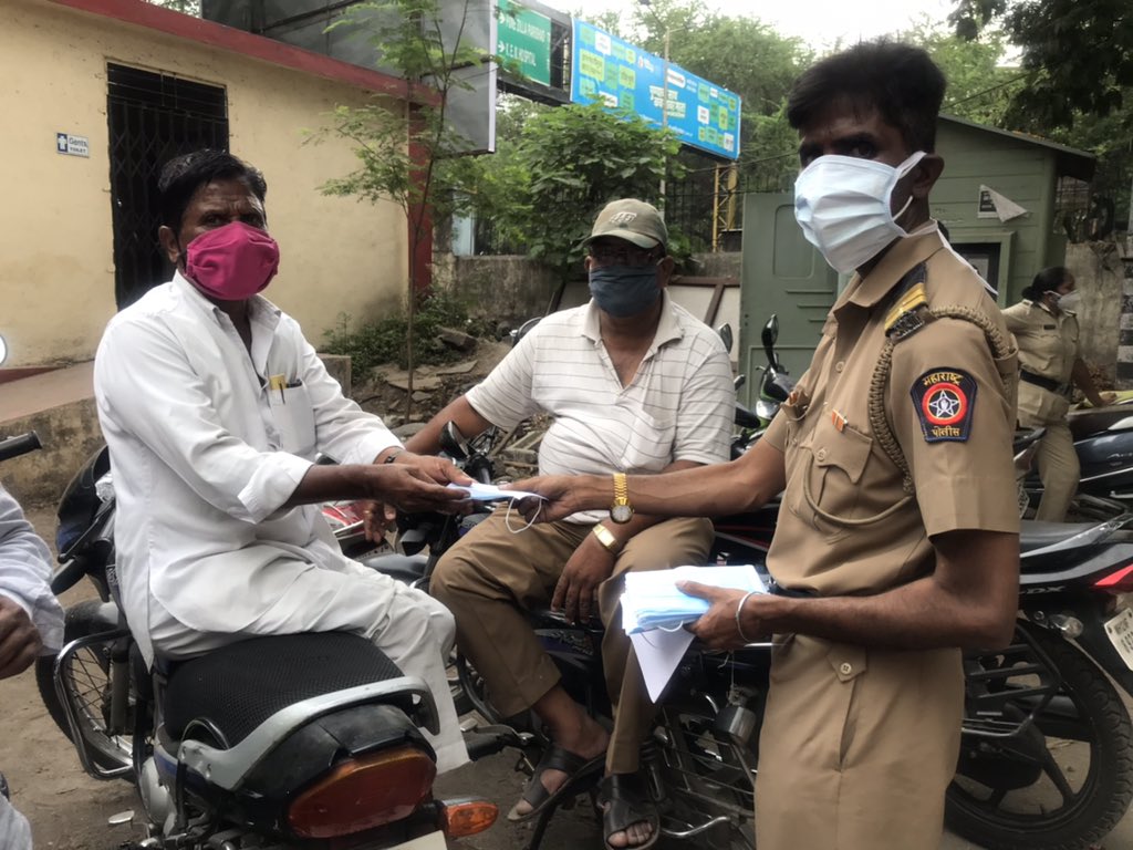  #happinessdabba In addition to our dabbas we are also spreading awareness about use of masks.When we got to distribute masks today one policeman volunteered toHelp us. Grateful to Pune Police for their support (73)