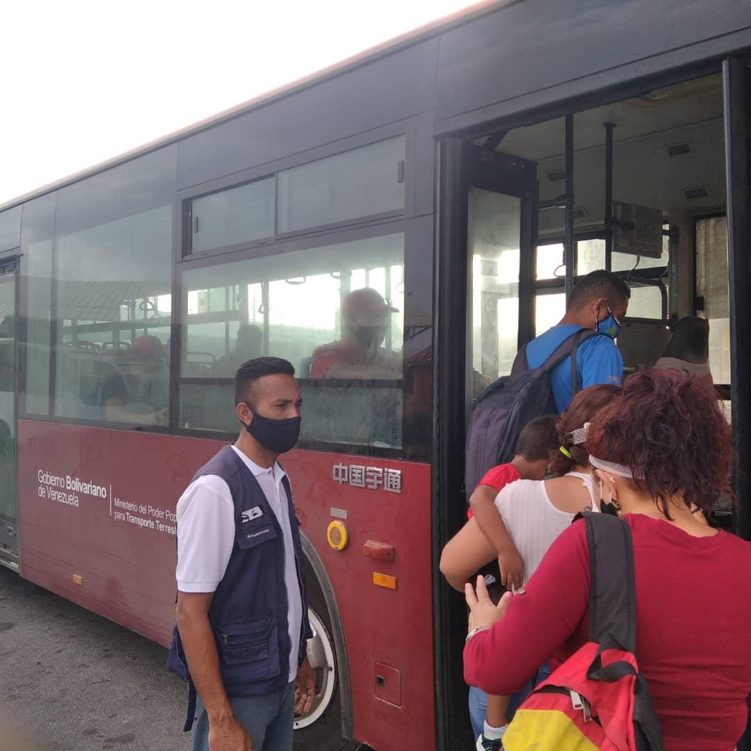 INTTNvaEsparta's tweet photo. #27deabril Terminal de Porlamar , municipio Mariño,  supervisión del cobro de pasaje establecido en Gaceta Oficial y el cumplimiento de las medidas preventivas contra el #COVID19 #TrabajamosParaTi @HAbreuMRT @INTToficial @lmjatar @WilfredojEC https://t.co/Cmeu0jifGO