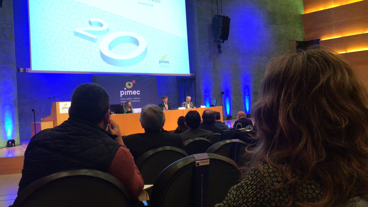 Avui una representació <a href="/EinesPimec/">EinesPimec</a> a l’assemblea de @pimec. Hem fet 10 preguntes i el resultat? poca transperència, informació i poca participació de socis: 20 empresaris i la junta directiva. Ens han donat part la doc k havíem de votar al entrar, sense  temps a llegir ... 🙈