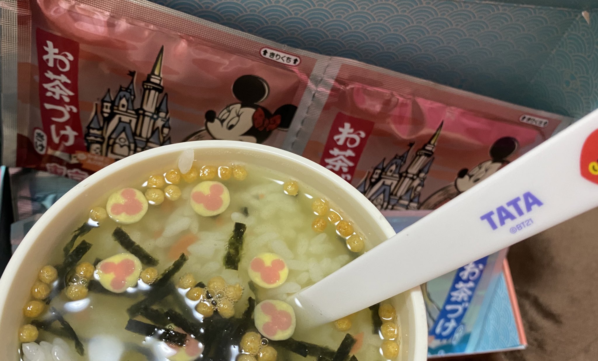 모모 𝗠𝗢𝗠𝗢 𝗜𝗭 ディズニーで買ったお茶漬け美味し T Co 72yzntt5wy Twitter