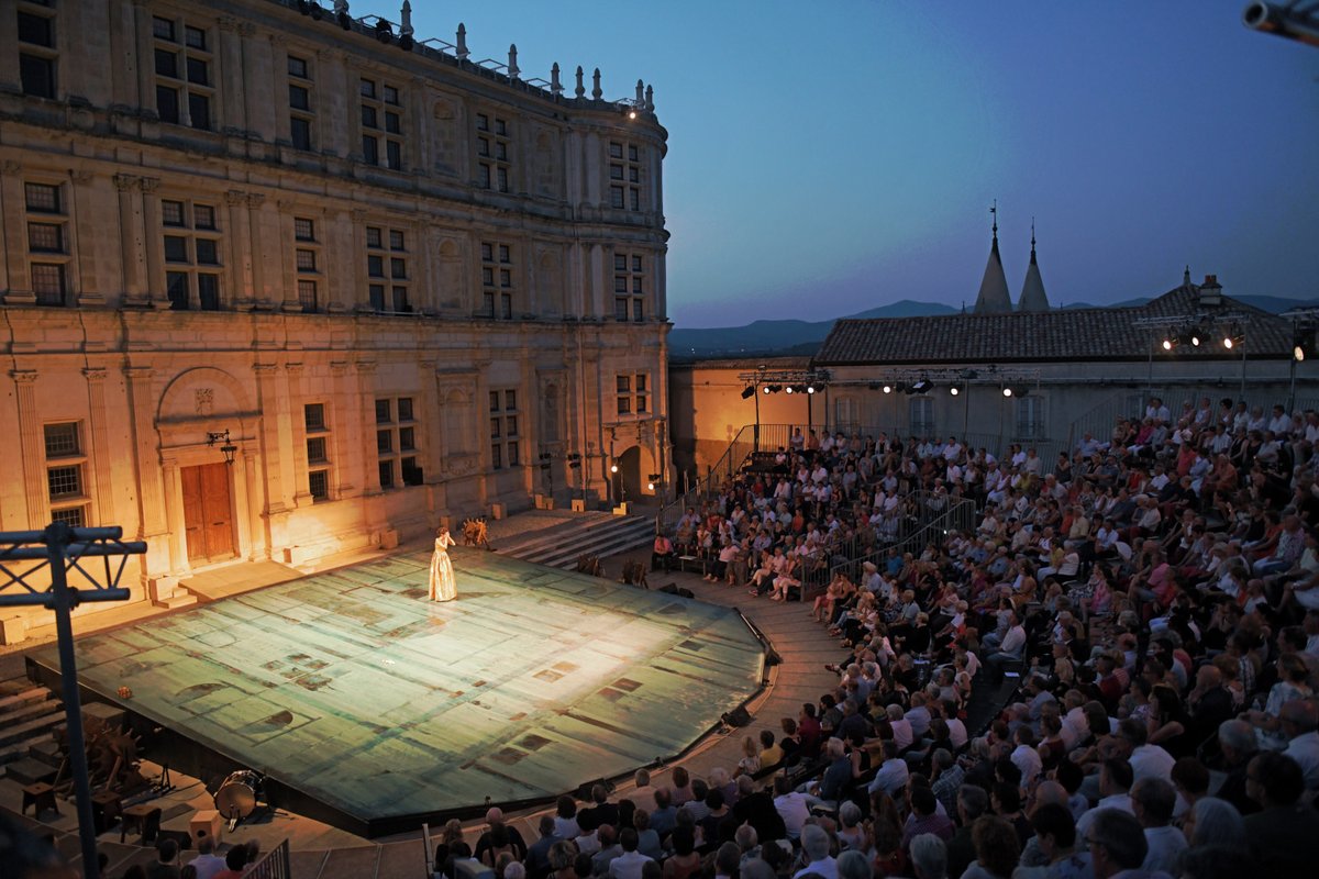 Vous êtes nombreux à nous questionner sur cet été, notamment sur notre programmation
A ce jour rien n'est fixé et nous ne pouvons répondre à des questions précises, nous attendons les mesures qui devraient être annoncées prochainement concernant la réouverture des lieux culturels