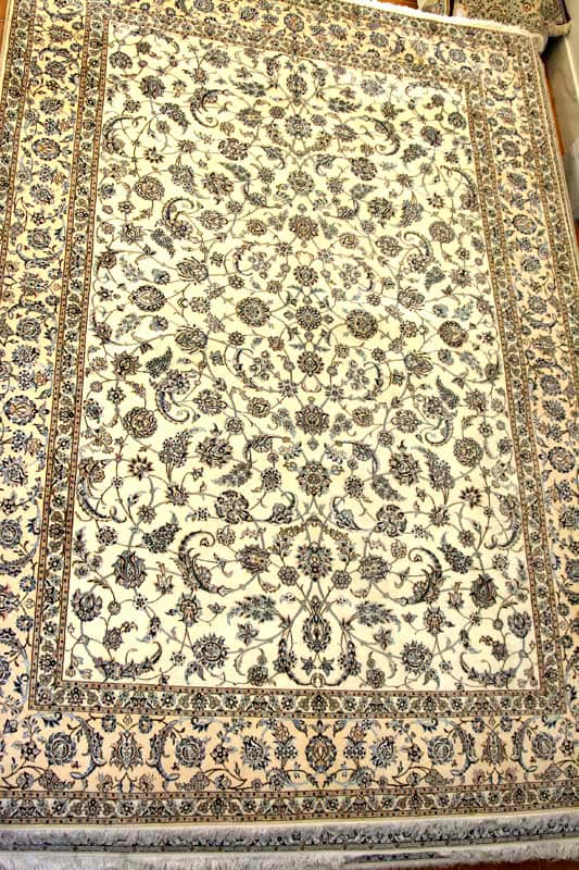 MCTH_ir's tweet photo. راجع‌به ویژگی‌های این #فرش_نایین زیر پای #زیدان چه می‌دانید؟
این فرش "افشان نائین" است که در آن گل‌ها، برگ‌ها،غنچه‌ها و سایر نگاره‌ها در کل سطح فرش پراکنده است؛ وجه تسمیه این فرش که "افشان" نام دار��.
از زمان‌های قدیم تاکنون، این فرش در بازارهای داخلی و خارجی مورد توجه قرار گرفته. https://t.co/aCRmSk4NS6