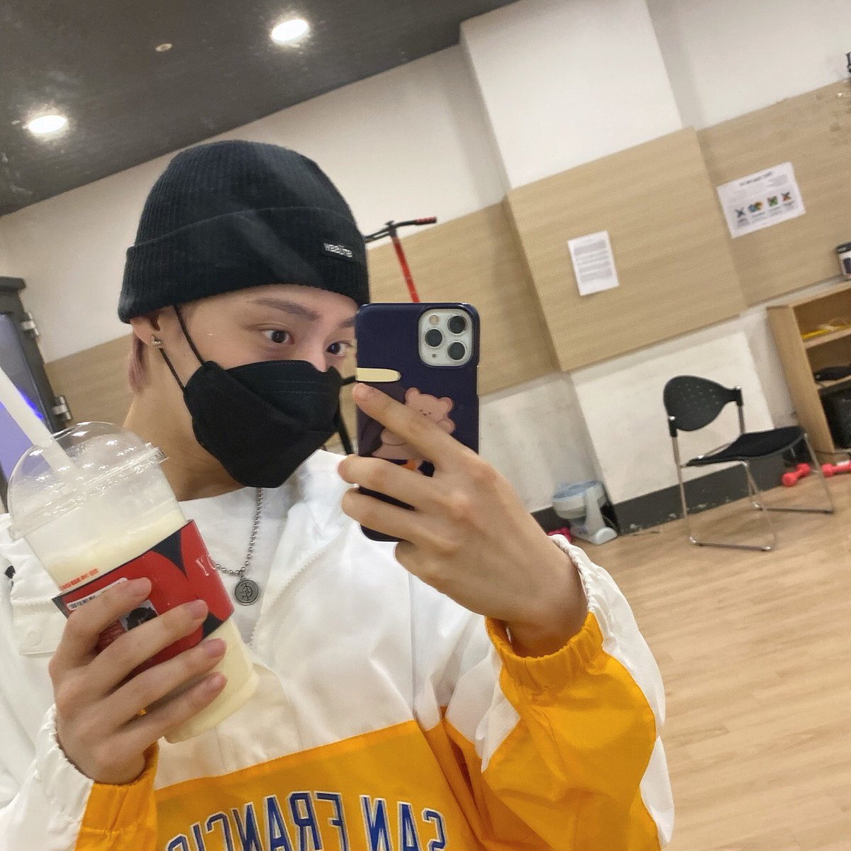 official_ONEUS's tweet photo. [#WOONG_MIRROR] 

(운동 가르쳐주는 사람 = 좋은 
사람) + (끝나고 음료수 사주는 
사람 = 배운 사람) = 🐥 

#HWANWOONG #환웅 #웅미러 https://t.co/CGadND8OwO