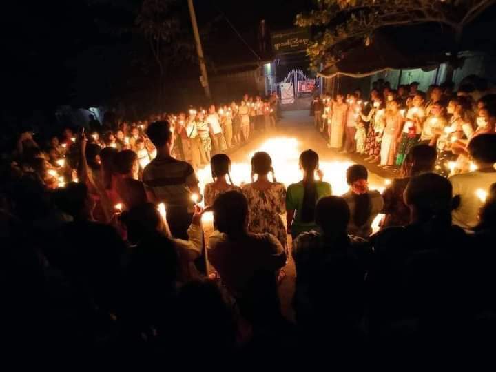 ShuNgEpInNne's tweet photo. Sagaing , YwaThitGyi's Night Strike ✨✨

#WhatsHappeningInMyanmar 
#Apr25Coup https://t.co/Tv2DCcEsii