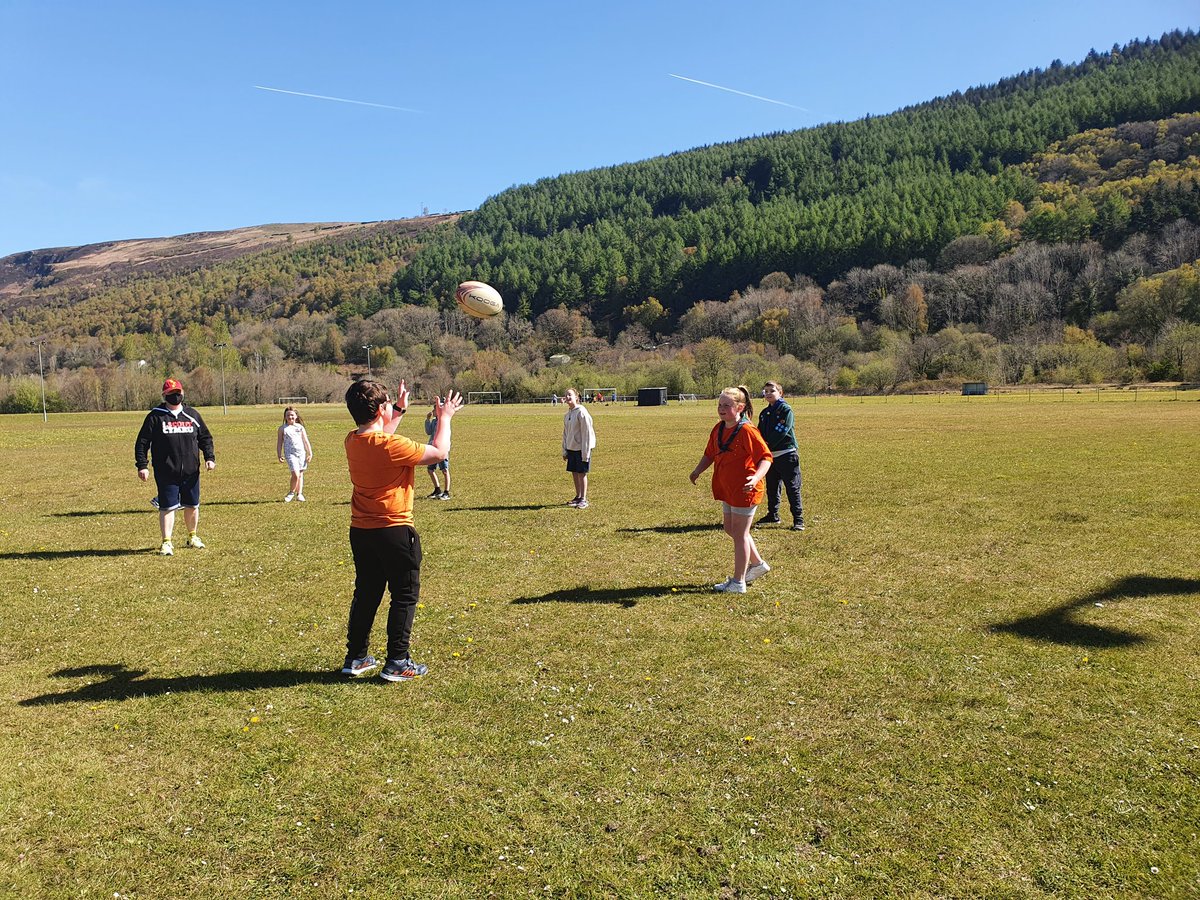 MerthyrScouts's tweet photo. All our sections meeting face to face this weekend have been extremely lucky with the weather!5th &amp; 6th Cubs have been out working on their athletics badge and collecting pebbles for the 100 years celebration of the Royal British Legion!
#merthyrscouts #scoutscymru #midglamscouts https://t.co/sOrdxQL3NR