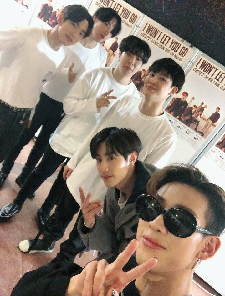 bambam with his bodyguards/back up dancers ㅡ a thread