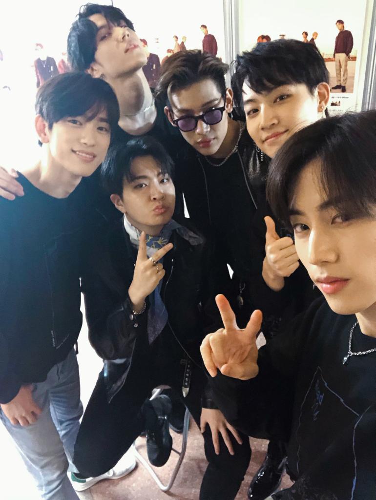 bambam with his bodyguards/back up dancers ㅡ a thread