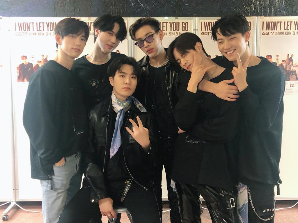 bambam with his bodyguards/back up dancers ㅡ a thread