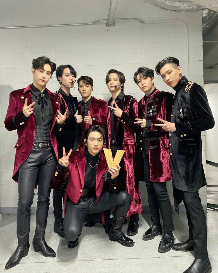 bambam with his bodyguards/back up dancers ㅡ a thread