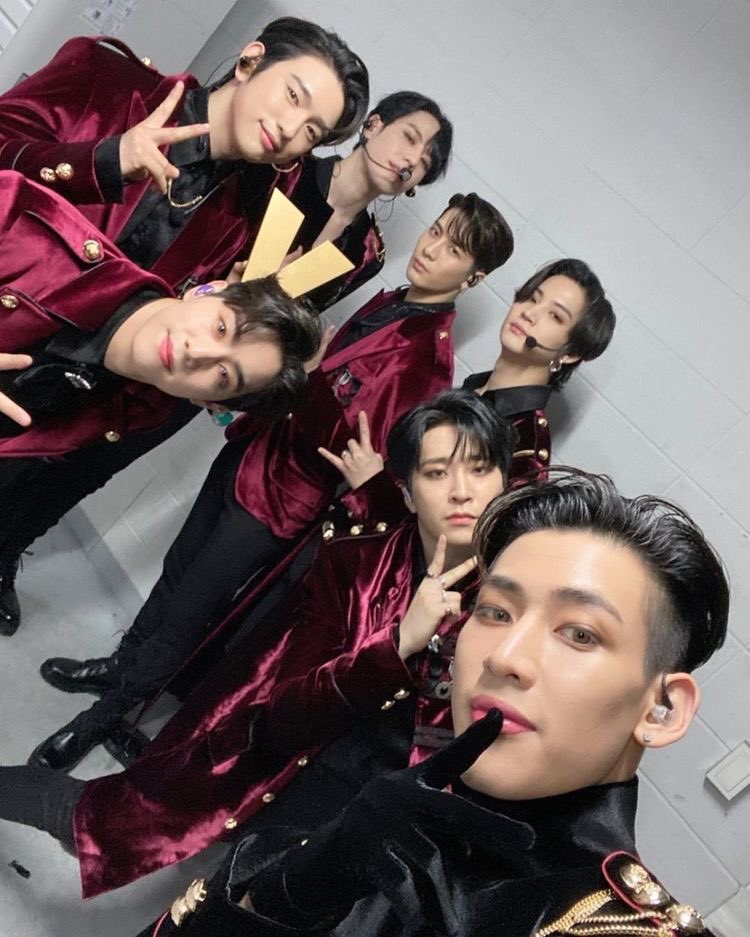 bambam with his bodyguards/back up dancers ㅡ a thread