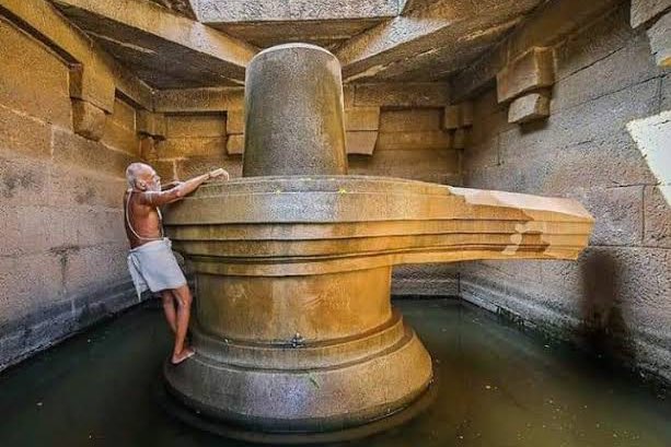 NagarJitendra's tweet photo. हंपी के बदाविलिंगा शिवमंदिर की दशकों से अविरत पूजा करने वाले ��्री कृष्णा भट्ट जी का आज निधन हो गया। अद्भुत समर्पण भाव के साथ इन्होंने अपना संपूर्ण जीवन शिव भक्ति में समर्पित कर दिया था। 
विनम्र श्रद्धांजली! 💐 https://t.co/wFLtT86Cva