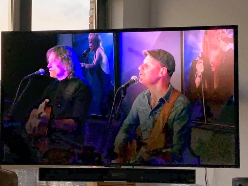 De livestream was écht leuk om te doen! Top georganiseerd door <a href="/LXeventsupport/">LXeventsupport</a> en 5feetsessions. De chat erg vermakelijk, reacties waren geweldig en deed ons blozen ☺️. ‘t zou dan ook zomaar kunnen dat we ‘t binnenkort weer gaan doen, dus hou onze site en socials in de gaten 🙌🏻