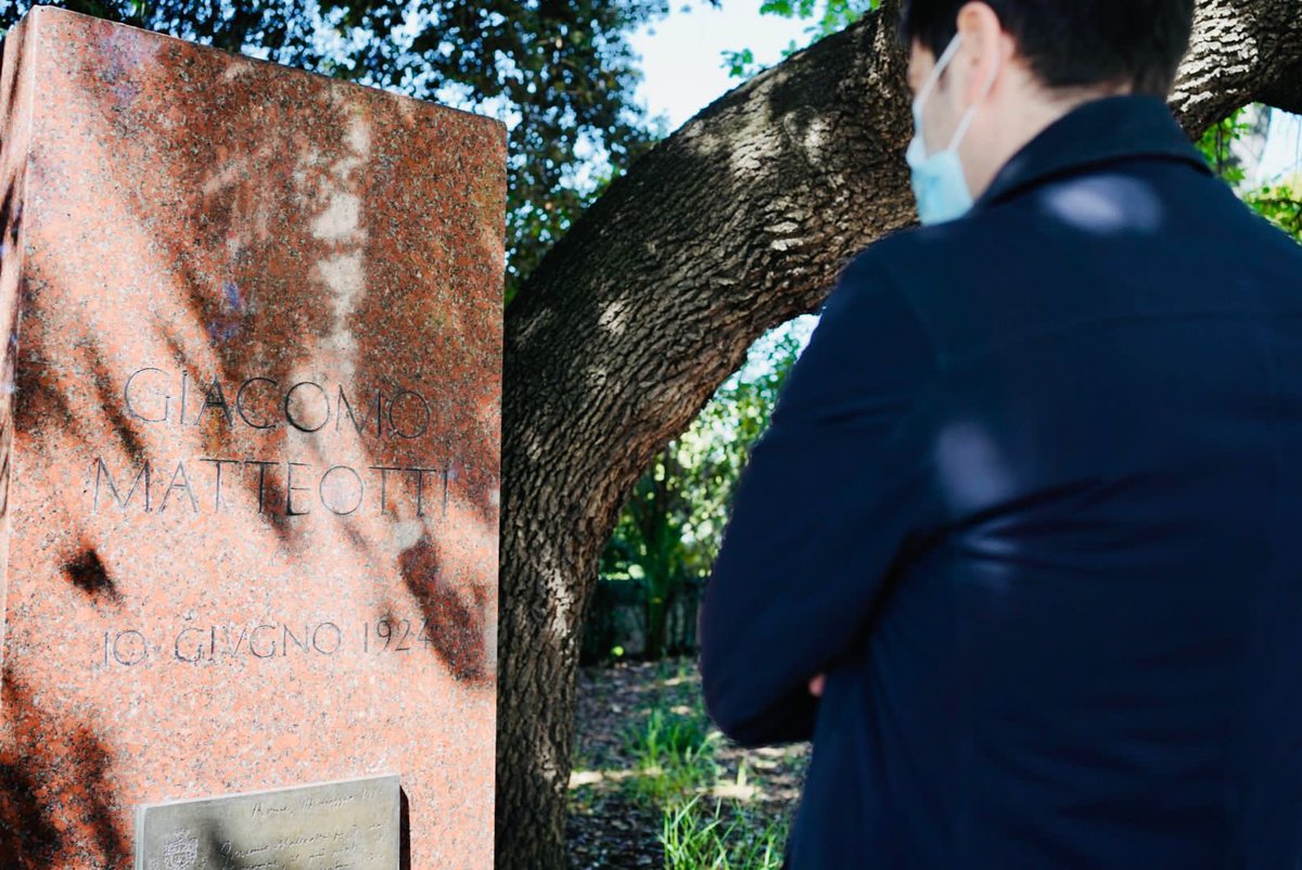 robersperanza's tweet photo. Questa mattina sono stato al memoriale dedicato a Giacomo Matteotti. Lui il 25 Aprile non lo ha mai potuto festeggiare ma è grazie a uomini come lui che l'Italia è uscita dagli anni più bui della sua storia. Buon #25aprile a tutti. https://t.co/0TtbpMVPCi