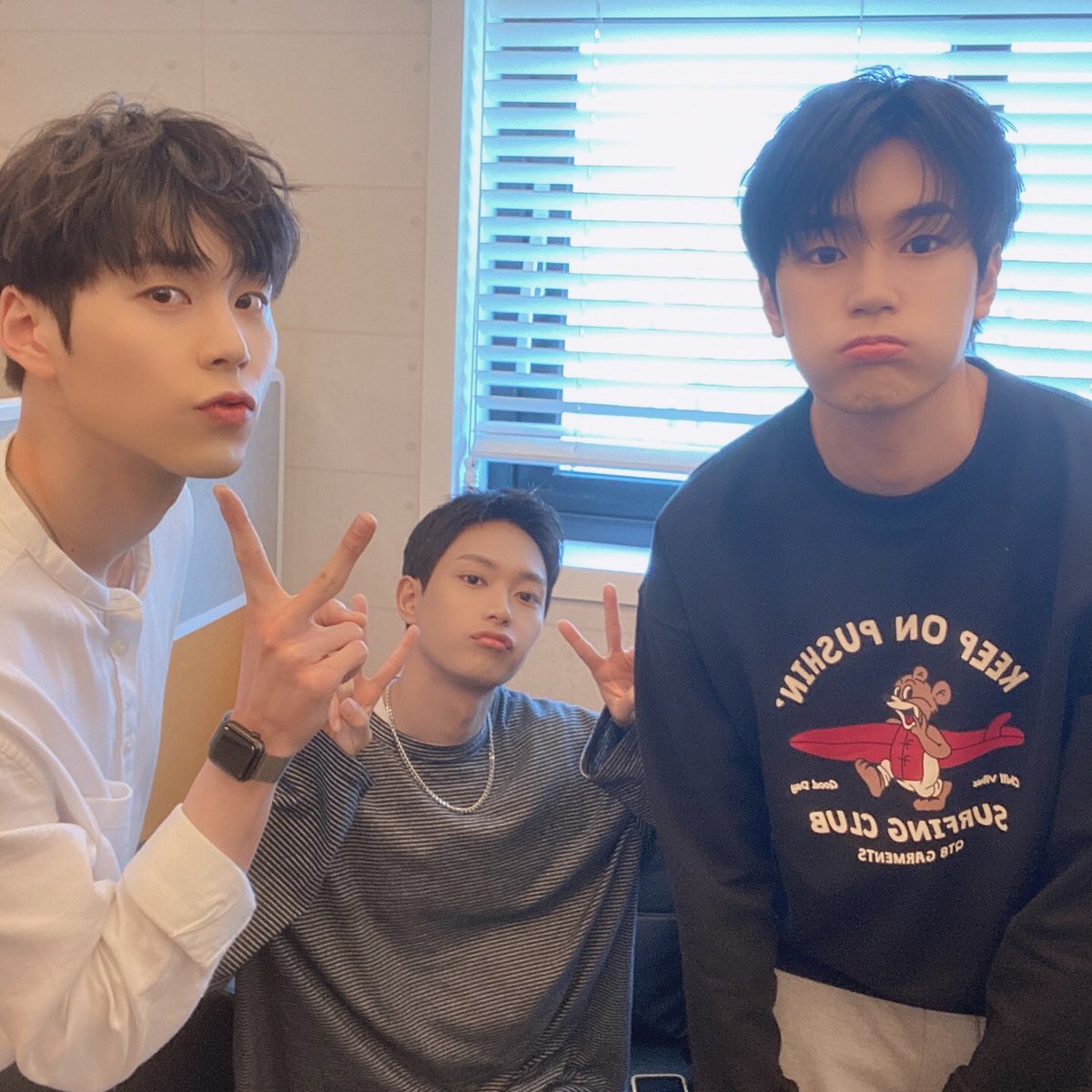 FCLIVE_official's tweet photo. #FCLIVE

#KNK Special ONLINE Sign event

Member❤️SEOHAM, HEEJUN, DONGWON

오늘도 함께 즐거운 시간을 보내 주셔서 감사합니다🥰
또 만나요~✨

今日はありがとうございました🥰
楽しい時間を過ごしてもらえましたか❓🧚🏻‍♂️
またお会いしましょう✨

#크나큰 #박서함 #이동원 #정인성 #김지훈 #오희준 https://t.co/yBMzOJFif9