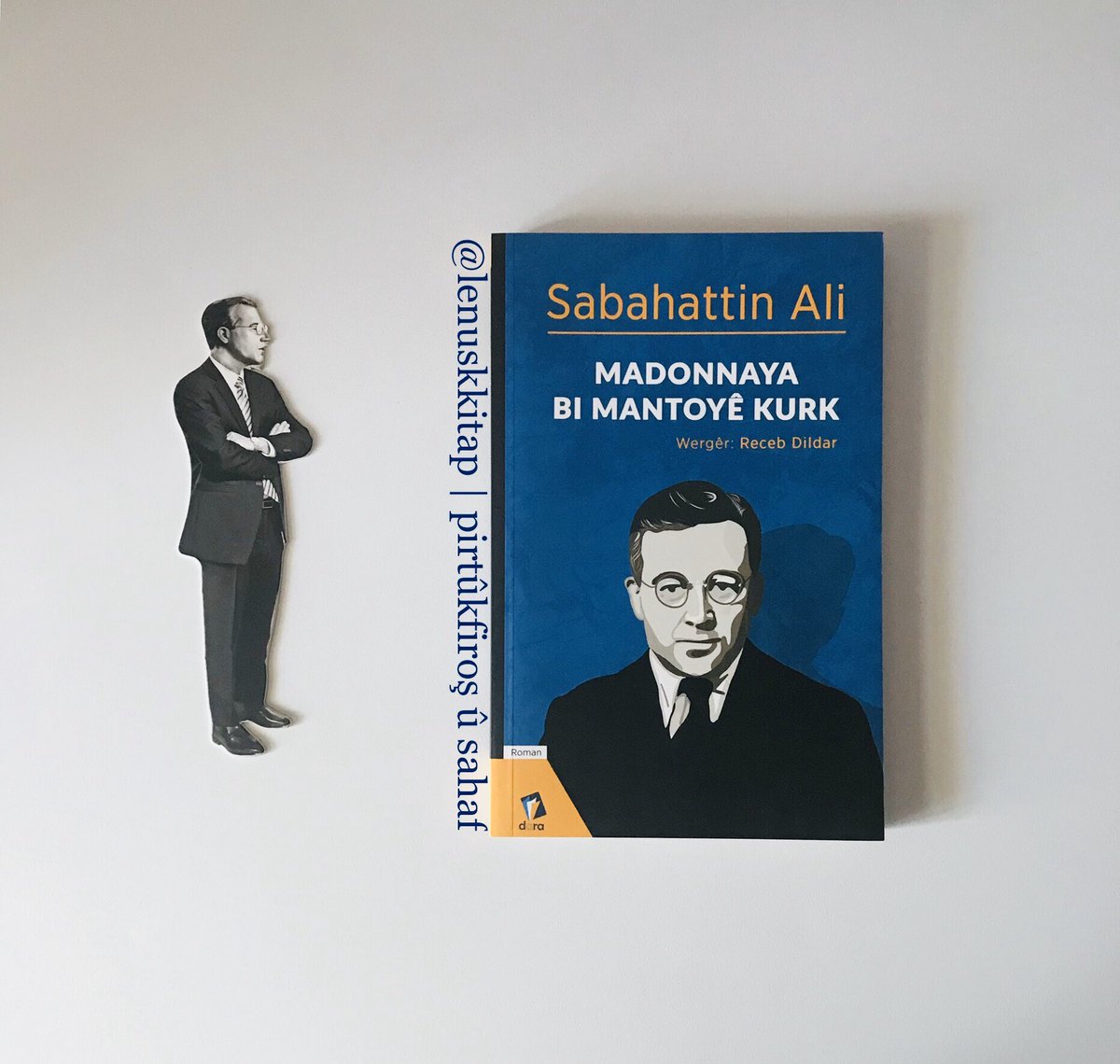 lenuskkitap's tweet photo. 📘Madonnaya Bi Mantoyê Kurk - Wergêr: Receb Dildar

Bûha: 15₺
Kargo: 5₺

Peyam Bişînin📨

#MadonnayaBiMantoyêKurk #RecebDildar #Dojeh #Leqat #ŞikeftaXwekuştinê #SabahattinAli #KürkMantoluMadonna #Roman #Helbest #Wêje #Edebiyat #Pirtûk #Book #Sahaf @darayayinlari #Lênûsk https://t.co/0EIh3YOxVd
